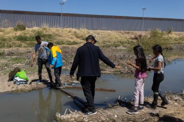 Göçmenler 42. başlık bitmeden önce Rio Grande 'yi geçip Amerika Birleşik Devletleri' nde sığınma talebinde bulundular. 