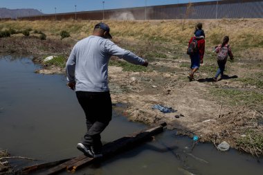 Göçmenler 42. başlık bitmeden önce Rio Grande 'yi geçip Amerika Birleşik Devletleri' nde sığınma talebinde bulundular. 