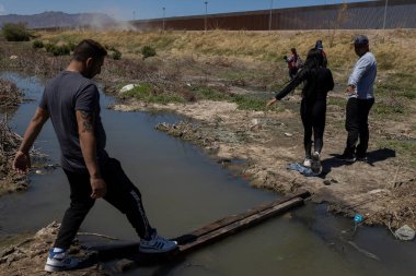Göçmenler 42. başlık bitmeden önce Rio Grande 'yi geçip Amerika Birleşik Devletleri' nde sığınma talebinde bulundular. 
