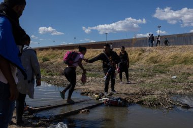 Göçmenler 42. başlık bitmeden önce Rio Grande 'yi geçip Amerika Birleşik Devletleri' nde sığınma talebinde bulundular. 