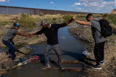 Göçmenler 42. başlık bitmeden önce Rio Grande 'yi geçip Amerika Birleşik Devletleri' nde sığınma talebinde bulundular. 