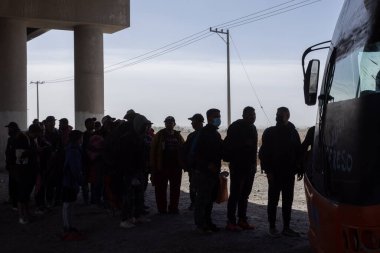 Yüzlerce göçmen Amerika Birleşik Devletleri 'ne sığınma talebiyle Sınır Gazetesi' ne geldi.