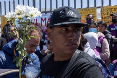 Yüzlerce Venezuelalı göçmen 38 göçmenin yangında hayatını kaybettiği Göçmen Bürosunun önünde toplanıyor
