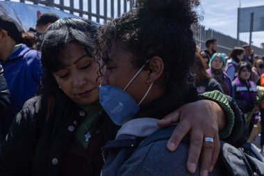 Yüzlerce Venezuelalı göçmen 38 göçmenin yangında hayatını kaybettiği Göçmen Bürosunun önünde toplanıyor