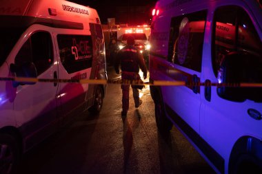 38 göçmenin hayatını kaybettiği Göçmen Gözaltı Merkezi 'nde polis, itfaiye ve sağlık görevlileri yangını söndürmeye çalışıyor