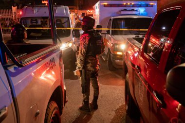 38 göçmenin hayatını kaybettiği Göçmen Gözaltı Merkezi 'nde polis, itfaiye ve sağlık görevlileri yangını söndürmeye çalışıyor