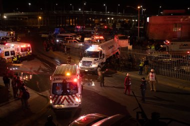 38 göçmenin hayatını kaybettiği Göçmen Gözaltı Merkezi 'nde polis, itfaiye ve sağlık görevlileri yangını söndürmeye çalışıyor