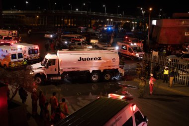 38 göçmenin hayatını kaybettiği Göçmen Gözaltı Merkezi 'nde polis, itfaiye ve sağlık görevlileri yangını söndürmeye çalışıyor