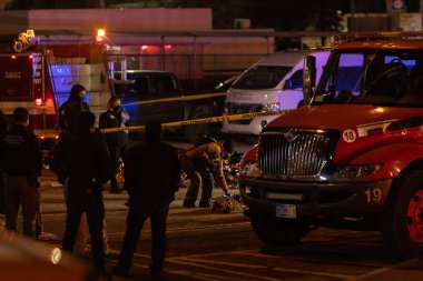 38 göçmenin hayatını kaybettiği Göçmen Gözaltı Merkezi 'nde polis, itfaiye ve sağlık görevlileri yangını söndürmeye çalışıyor