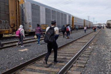 Yüzlerce göçmen 'La Bestia' Yük Treni ile Birleşik Devletler sınırına insani sığınma arayışıyla geliyor.
