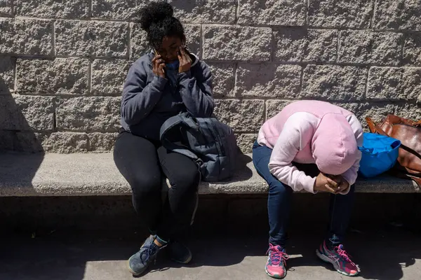 Yüzlerce Venezuelalı göçmen 38 göçmenin yangında hayatını kaybettiği Göçmen Bürosunun önünde toplanıyor