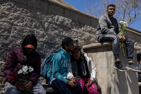 Yüzlerce Venezuelalı göçmen 38 göçmenin yangında hayatını kaybettiği Göçmen Bürosunun önünde toplanıyor