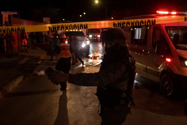 38 göçmenin hayatını kaybettiği Göçmen Gözaltı Merkezi 'nde polis, itfaiye ve sağlık görevlileri yangını söndürmeye çalışıyor