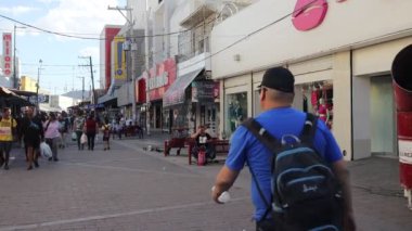 Ciudad Juarez 'de bir cadde, Yüzlerce Göçmenin İnsani Yardım Tımarhanesi Arama Girişimi İçin Günlük Geçiş yaptığı bir şehir.