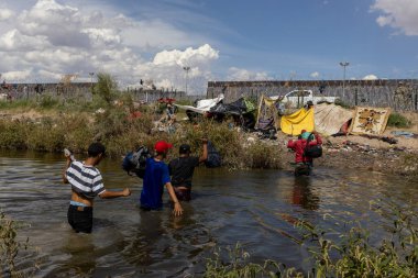 Rio Bravo 'daki Meksika-ABD sınırından geçen göçmenler İnsani Sığınma Evi, Juarez, Chihuahua, Meksika, 02102023.
