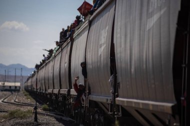 Yüzlerce göçmen Meksika-ABD İnsani Sığınma Sınırı 'na ulaşmak için 
