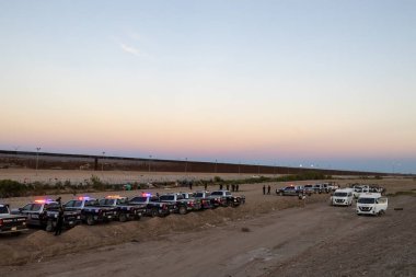Göçmen ve Belediye Polis Memurları Meksika-ABD sınırında bir operasyon düzenledi. Meksika, Juarez, Chihuahua, Meksika, 03102023.