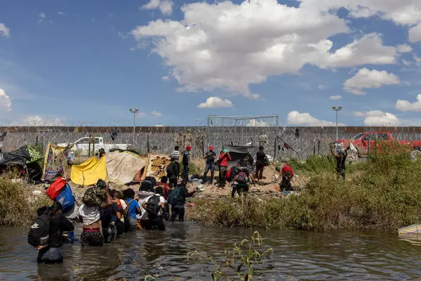Migrants Crossing Mexico Border Rio Bravo Seek Humanitarian Asylum Juarez — Stock Photo, Image