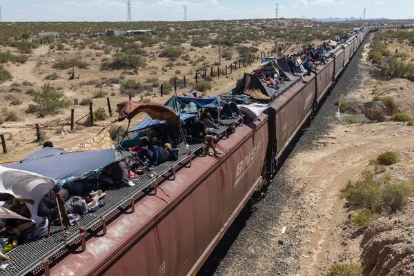 Yüzlerce göçmen Meksika-ABD İnsani Sığınma Sınırı 'na ulaşmak için 