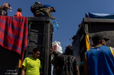 Yüzlerce göçmen 'La Bestia' treniyle Meksika-ABD sınırına doğru seyahat ediyor..
