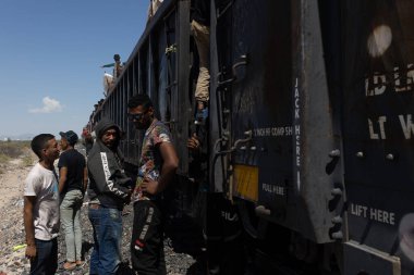 Yüzlerce göçmen 'La Bestia' treniyle Meksika-ABD sınırına doğru seyahat ediyor..