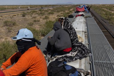 Yüzlerce göçmen 'La Bestia' treniyle Meksika-ABD sınırına doğru seyahat ediyor..