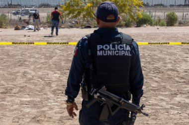 Daha iyi bir yaşam için sınırı geçip Amerika Birleşik Devletleri 'ne girmeye çalışan bir adamın cesedi şiddet işaretleriyle bulundu. Birden fazla darbeden ölmüş, ama sorumlu kişinin kimliği hala bilinmiyor..