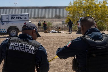 Daha iyi bir yaşam için sınırı geçip Amerika Birleşik Devletleri 'ne girmeye çalışan bir adamın cesedi şiddet işaretleriyle bulundu. Birden fazla darbeden ölmüş, ama sorumlu kişinin kimliği hala bilinmiyor..