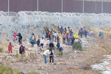 Göçmenler Rio Grande 'yi geçip Meksika-ABD sınırına ulaşmak için dikenli telleri aşarak daha iyi bir yaşam arayışına giriyorlar. Teksas Ulusal Muhafız Teşkilatı tarafından fark edilmeden sınır devriyesine teslim olmaya teşebbüs ediyorlar. 