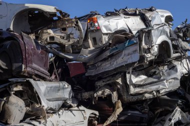 Birkaç araba Meksika 'daki bir hurdalıkta vinç tarafından hurda olarak satılıp geri dönüşüm fabrikasında hurda olarak satılıyor..