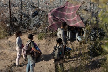 Rio Grande boyunca yüzlerce göçmen kampı, Meksika ve ABD arasındaki doğal sınır. İnsanlar, Teksas Ulusal Muhafız Teşkilatı tarafından fark edilmeden ABD topraklarına girmek için bekliyor..