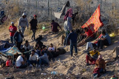 Rio Grande boyunca yüzlerce göçmen kampı, Meksika ve ABD arasındaki doğal sınır. İnsanlar, Teksas Ulusal Muhafız Teşkilatı tarafından fark edilmeden ABD topraklarına girmek için bekliyor..