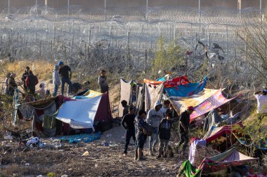 Rio Grande boyunca yüzlerce göçmen kampı, Meksika ve ABD arasındaki doğal sınır. İnsanlar, Teksas Ulusal Muhafız Teşkilatı tarafından fark edilmeden ABD topraklarına girmek için bekliyor..
