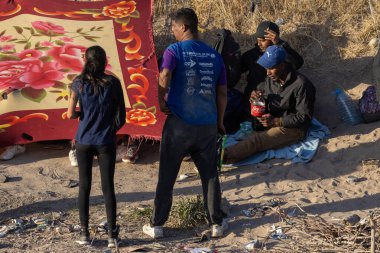 Rio Grande boyunca yüzlerce göçmen kampı, Meksika ve ABD arasındaki doğal sınır. İnsanlar, Teksas Ulusal Muhafız Teşkilatı tarafından fark edilmeden ABD topraklarına girmek için bekliyor..