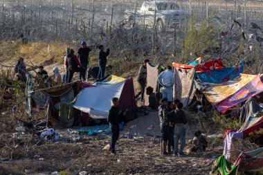 Rio Grande boyunca yüzlerce göçmen kampı, Meksika ve ABD arasındaki doğal sınır. İnsanlar, Teksas Ulusal Muhafız Teşkilatı tarafından fark edilmeden ABD topraklarına girmek için bekliyor..
