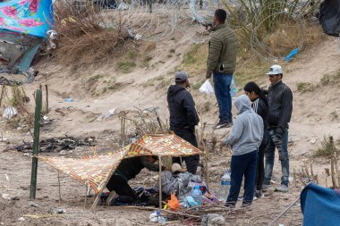 Rio Grande boyunca yüzlerce göçmen kampı, Meksika ve ABD arasındaki doğal sınır. İnsanlar, Teksas Ulusal Muhafız Teşkilatı tarafından fark edilmeden ABD topraklarına girmek için bekliyor..