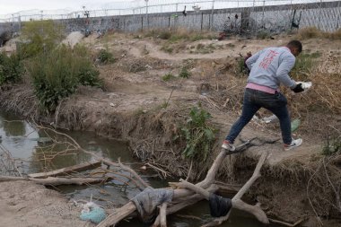 Yüzlerce göçmen, insani sığınma talebinde bulunmak umuduyla ABD-Meksika sınırındaki Teksas Ulusal Muhafız Teşkilatı tarafından fark edilmeden geçmeyi bekliyor..