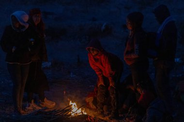 Rio Grande boyunca yüzlerce göçmen kampı, Meksika ve ABD arasındaki doğal sınır. İnsanlar, Teksas Ulusal Muhafız Teşkilatı tarafından fark edilmeden ABD topraklarına girmek için bekliyor..