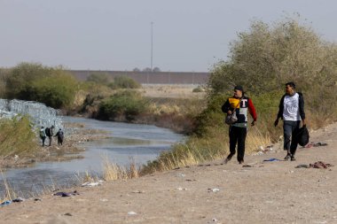 Rio Grande boyunca yüzlerce göçmen kampı, Meksika ve ABD arasındaki doğal sınır. İnsanlar, Teksas Ulusal Muhafız Teşkilatı tarafından fark edilmeden ABD topraklarına girmek için bekliyor..