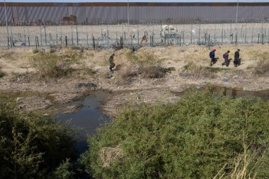Rio Grande boyunca yüzlerce göçmen kampı, Meksika ve ABD arasındaki doğal sınır. İnsanlar, Teksas Ulusal Muhafız Teşkilatı tarafından fark edilmeden ABD topraklarına girmek için bekliyor..