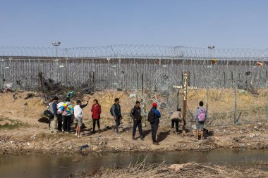 Yüzlerce göçmen, insani sığınma talebinde bulunmak umuduyla ABD-Meksika sınırındaki Teksas Ulusal Muhafız Teşkilatı tarafından fark edilmeden geçmeyi bekliyor..