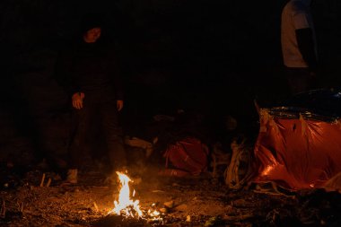 Rio Grande boyunca yüzlerce göçmen kampı, Meksika ve ABD arasındaki doğal sınır. İnsanlar, Teksas Ulusal Muhafız Teşkilatı tarafından fark edilmeden ABD topraklarına girmek için bekliyor..