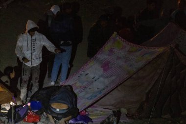 Rio Grande boyunca yüzlerce göçmen kampı, Meksika ve ABD arasındaki doğal sınır. İnsanlar, Teksas Ulusal Muhafız Teşkilatı tarafından fark edilmeden ABD topraklarına girmek için bekliyor..
