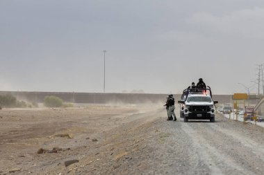 Meksika Ulusal Muhafız Teşkilatı ve göçmen ajanları, insani sığınma arayışında göçmenlerin Amerika Birleşik Devletleri 'ne girmesini önlemek için sürekli sınırda devriye geziyorlar..