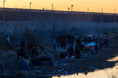 Rio Grande boyunca yüzlerce göçmen kampı, Meksika ve ABD arasındaki doğal sınır. İnsanlar, Teksas Ulusal Muhafız Teşkilatı tarafından fark edilmeden ABD topraklarına girmek için bekliyor..