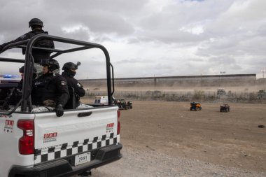 Meksika Ulusal Muhafız Teşkilatı ve göçmen ajanları, insani sığınma arayışında göçmenlerin Amerika Birleşik Devletleri 'ne girmesini önlemek için sürekli sınırda devriye geziyorlar..