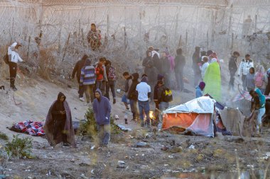 Rio Grande boyunca yüzlerce göçmen kampı, Meksika ve ABD arasındaki doğal sınır. İnsanlar, Teksas Ulusal Muhafız Teşkilatı tarafından fark edilmeden ABD topraklarına girmek için bekliyor..