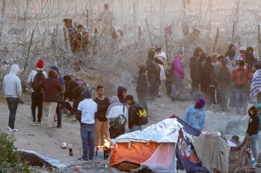 Rio Grande boyunca yüzlerce göçmen kampı, Meksika ve ABD arasındaki doğal sınır. İnsanlar, Teksas Ulusal Muhafız Teşkilatı tarafından fark edilmeden ABD topraklarına girmek için bekliyor..