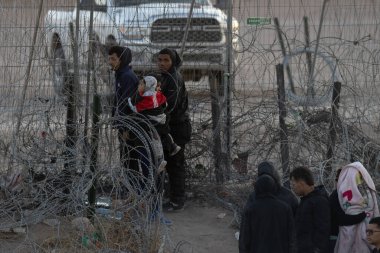 Yüzlerce göçmen, insani sığınma talebinde bulunmak umuduyla ABD-Meksika sınırındaki Teksas Ulusal Muhafız Teşkilatı tarafından fark edilmeden geçmeyi bekliyor..