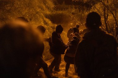 Yüzlerce göçmen, insani sığınma talebinde bulunmak umuduyla ABD-Meksika sınırındaki Teksas Ulusal Muhafız Teşkilatı tarafından fark edilmeden geçmeyi bekliyor..